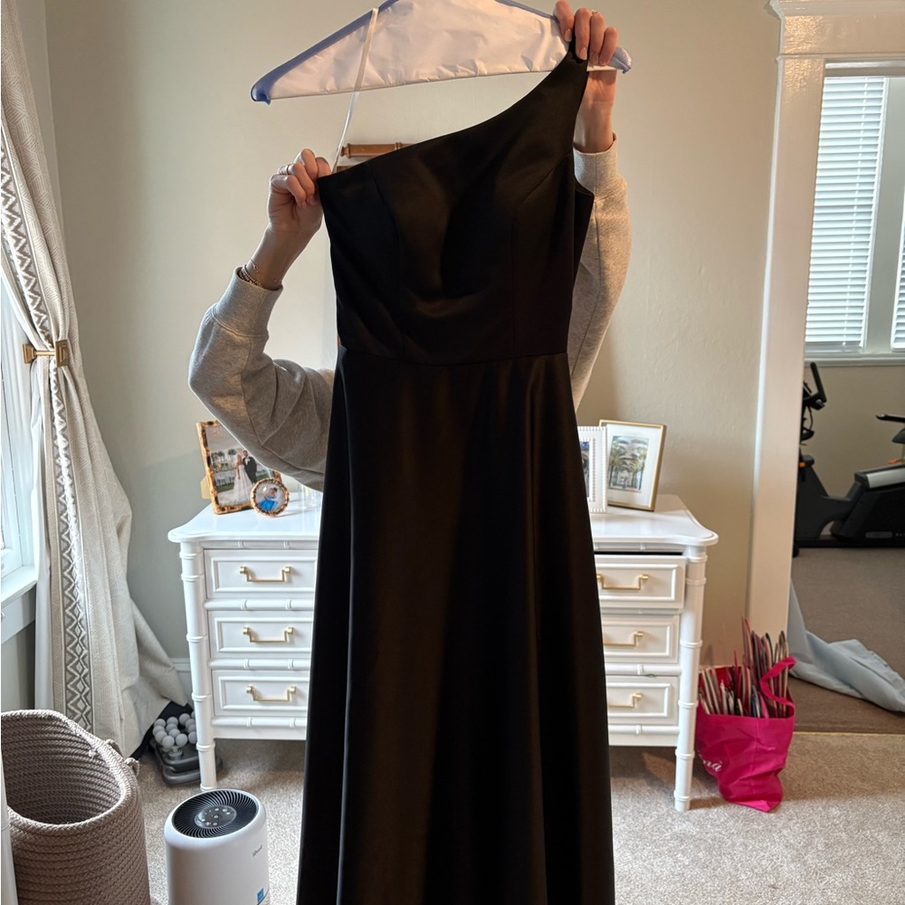 Elegant Black One-Shoulder Dress - Picture 1 of 1